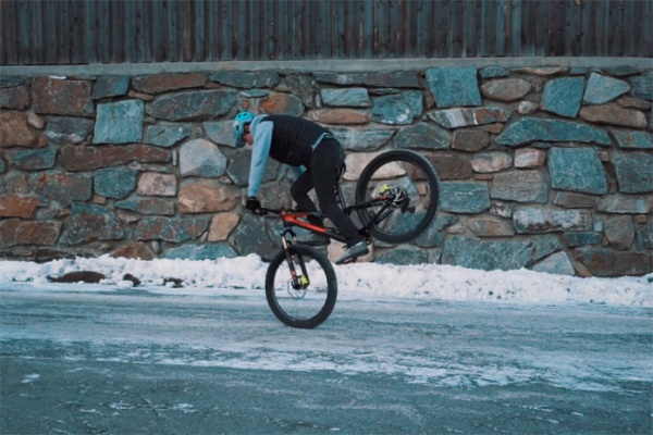 20 impresionantes trucos sobre una bicicleta de montaña con Fabio Wibmer