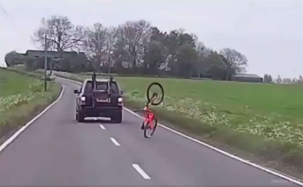 En TodoMountainBike: ¿Qué pasa cuando se lleva una bicicleta mal amarrada en el coche? Nada bueno