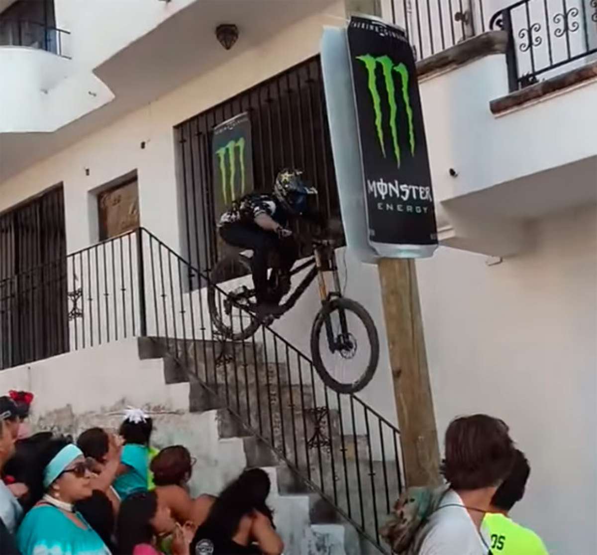 En TodoMountainBike: Un corredor en coma tras chocar con el saliente de un balcón en la primera edición del Down Puerto Vallarta