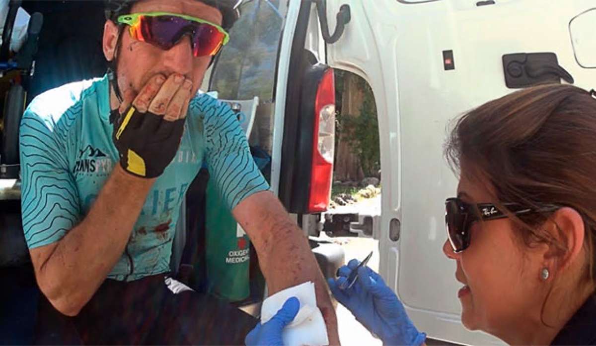 En TodoMountainBike: Accidente de Ibon Zugasti en la tercera etapa de la Transpyr 2017, con rama incrustada en el brazo incluida