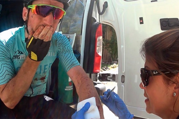 Accidente de Ibon Zugasti en la tercera etapa de la Transpyr 2017, con rama incrustada en el brazo incluida