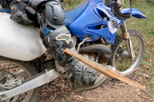 Accidente de motocross, o por qué sobre las dos ruedas hay que tener cuidado con troncos, ramas y raíces