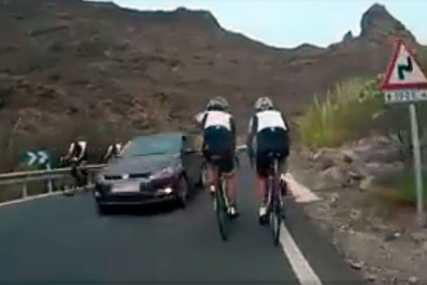 Así adelanta un conductor "asesino": sin respetar la distancia de seguridad, y por el medio de cuatro ciclistas
