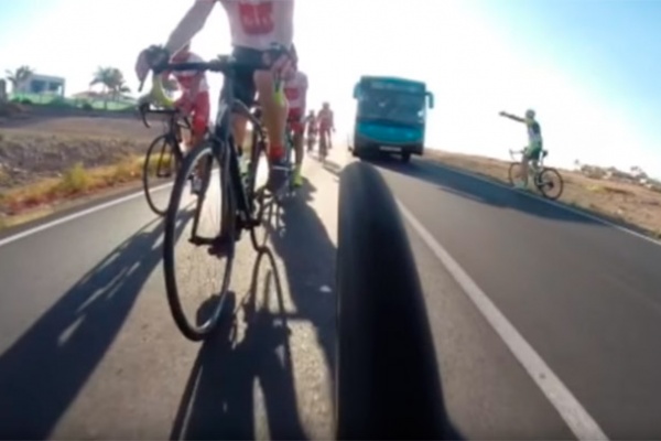 Lección sobre cómo NO se debe adelantar a los ciclistas, a cargo de un conductor "profesional" de autobuses