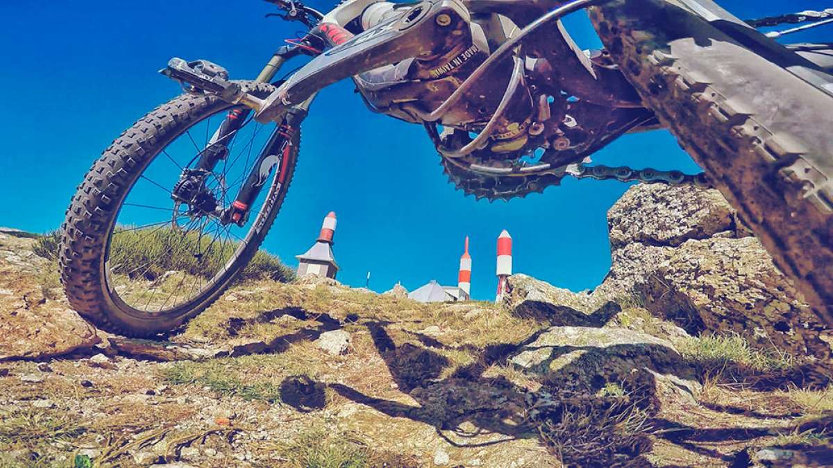 La foto del día en TodoMountainBike: "Bajo las antenas"