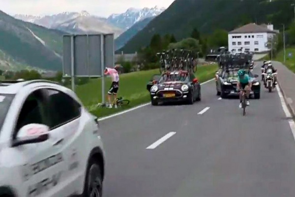 El "apretón" de Tom Dumoulin en la etapa 16 del Giro de Italia 2017