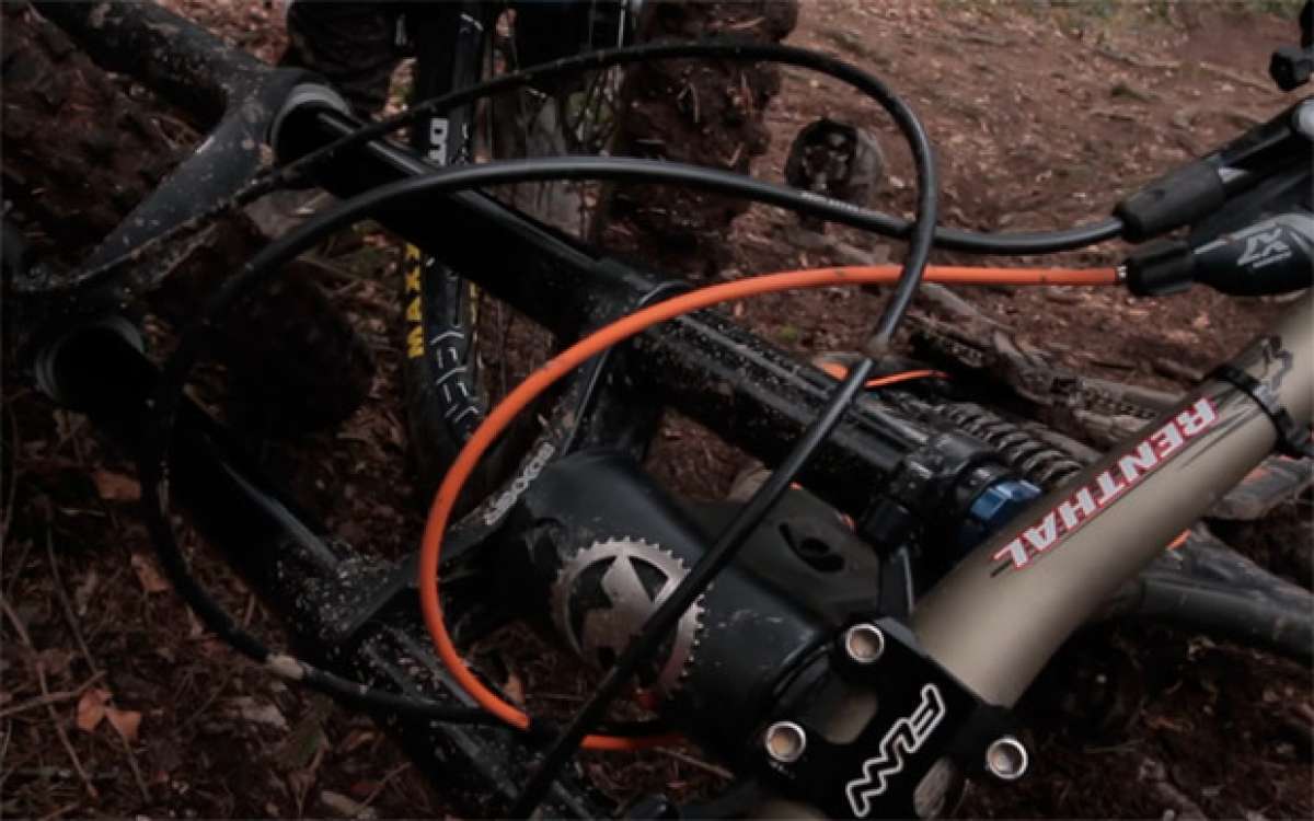 En TodoMountainBike: Así de fácil se parte el cuadro de una bicicleta en un impacto frontal