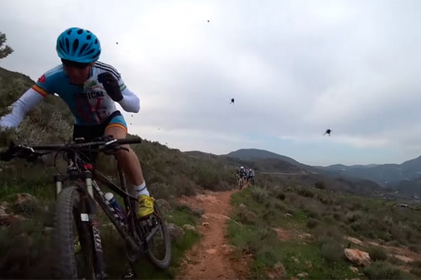 Así ataca un enjambre de abejas a un grupo de ciclistas de montaña