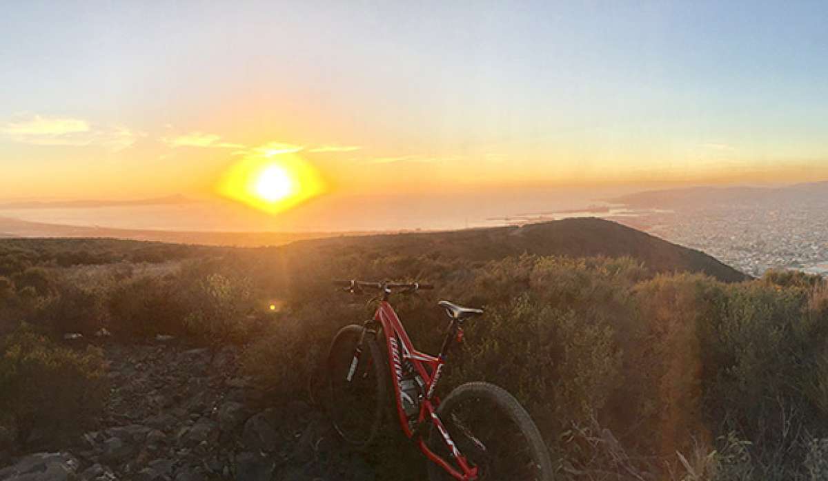 En TodoMountainBike: La foto del día en TodoMountainBike: 'Atardecer en la cima de Ensenada'