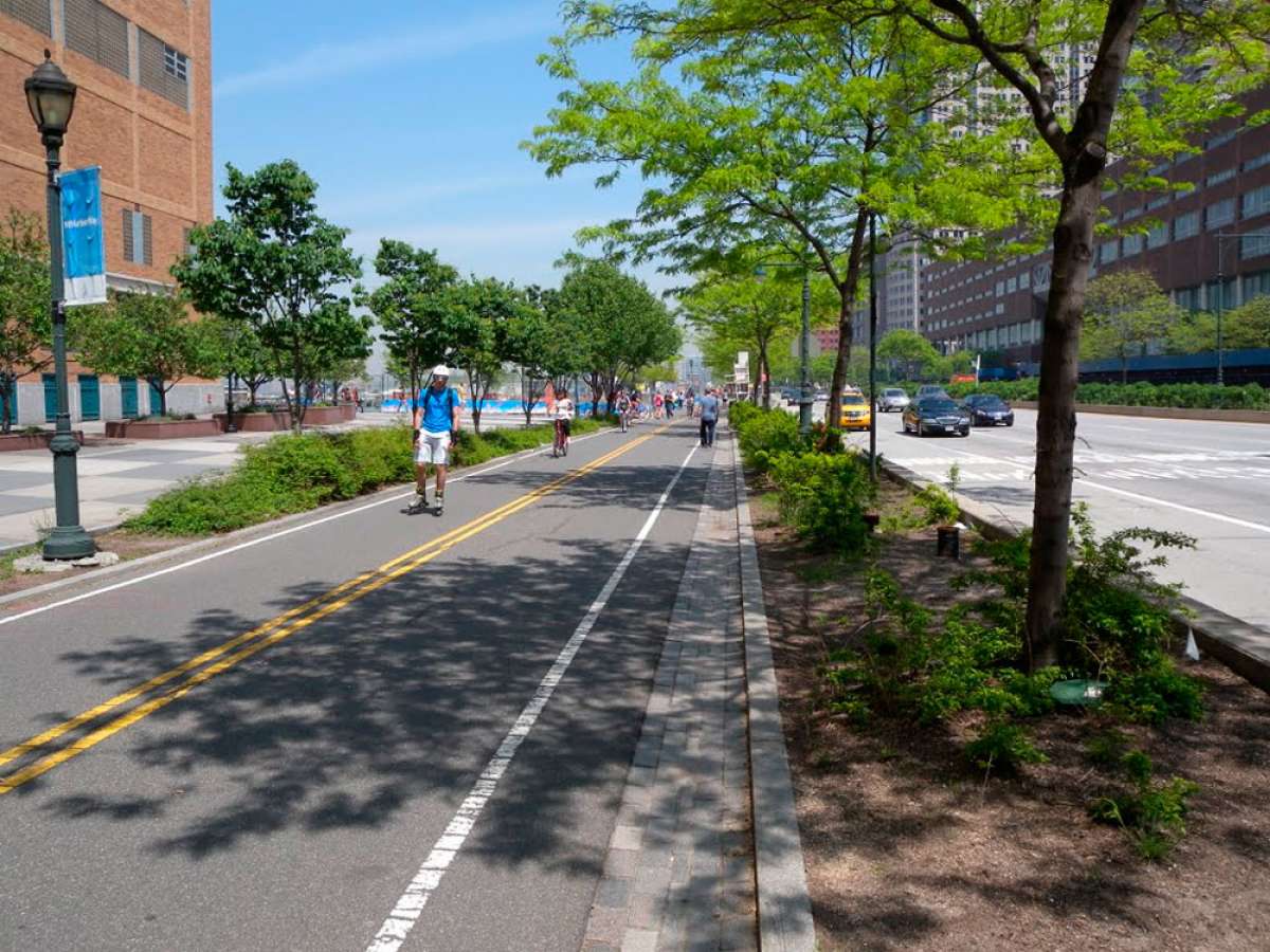 En TodoMountainBike: Nueva York blinda (demasiado tarde) sus carriles bici con bloques de hormigón para evitar más atentados yihadistas