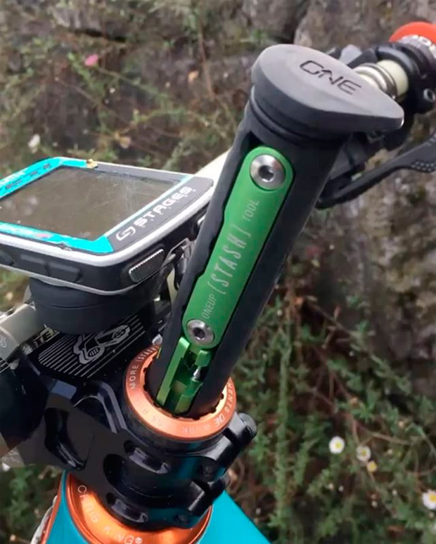 En TodoMountainBike: OneUp EDC Tool, una completa multiherramienta oculta en el tubo de dirección