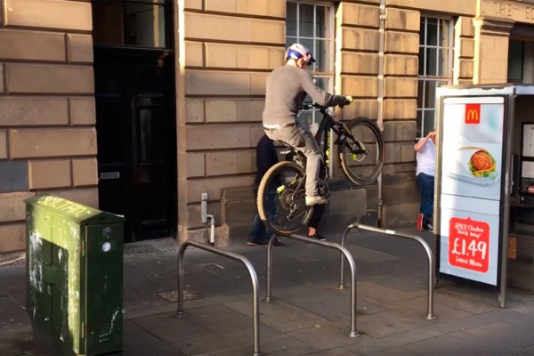 Sesión de Bike Trial en Edimburgo con Danny MacAskill, Dave Mackison, Myles Bonnar y Duncan Shaw