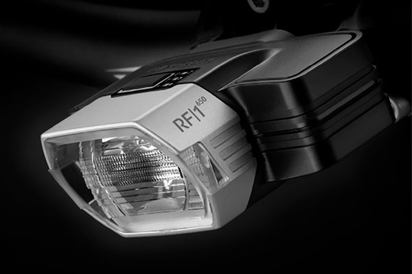 Radius F1, una luz frontal inteligente que adapta su potencia lumínica a la velocidad del ciclista