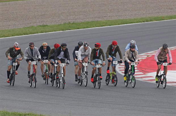 En TodoMountainBike: La única carrera de bicicletas que se disputa con traje y corbata: llega la Brompton World Championship 2017 de Barcelona