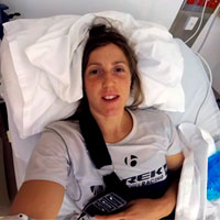 Así de "tonta" fue la caída de Rachel Atherton en los entrenamientos del Mundial de Cairns DHI 2017