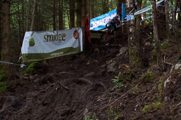 Así fue la caída que dislocó el hombro de Rachel Atherton en la Copa del Mundo DHI 2017 de Fort William