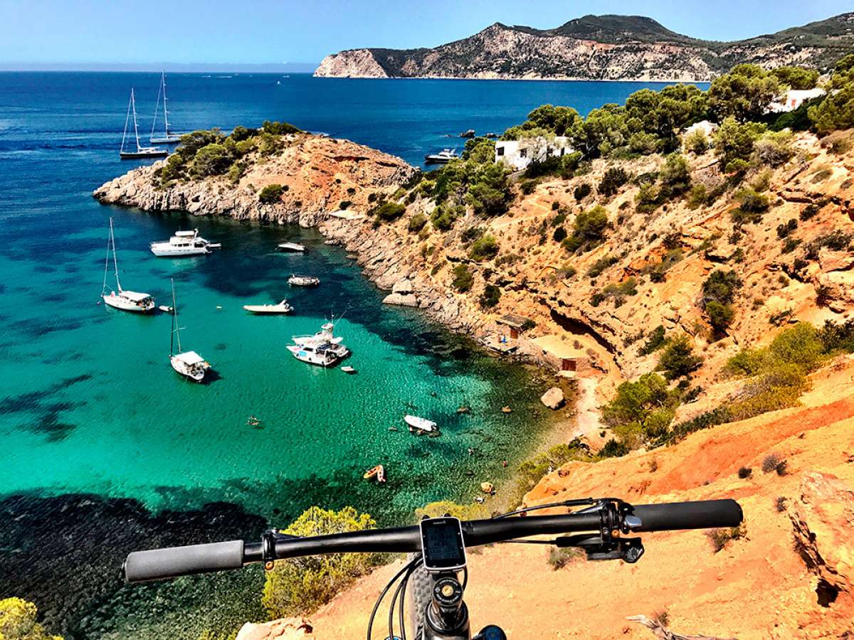 La foto del día en TodoMountainBike: "Costa sur de la isla de Ibiza"