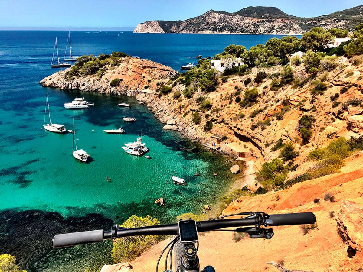 En TodoMountainBike: La foto del día en TodoMountainBike: 'Costa sur de la isla de Ibiza'