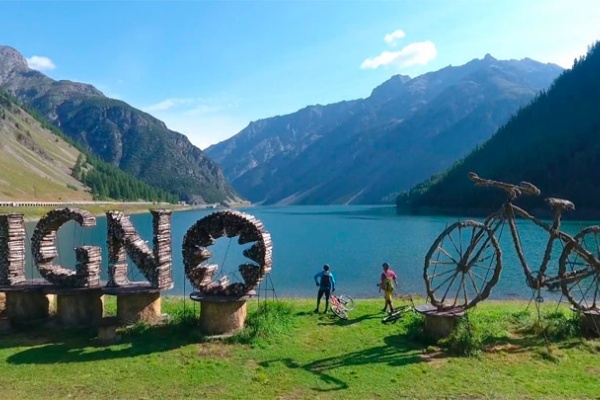 Hans Rey y Brian Lopes rodando por el Carosello 3000 Mountain Park de Livigno, en los Alpes italianos