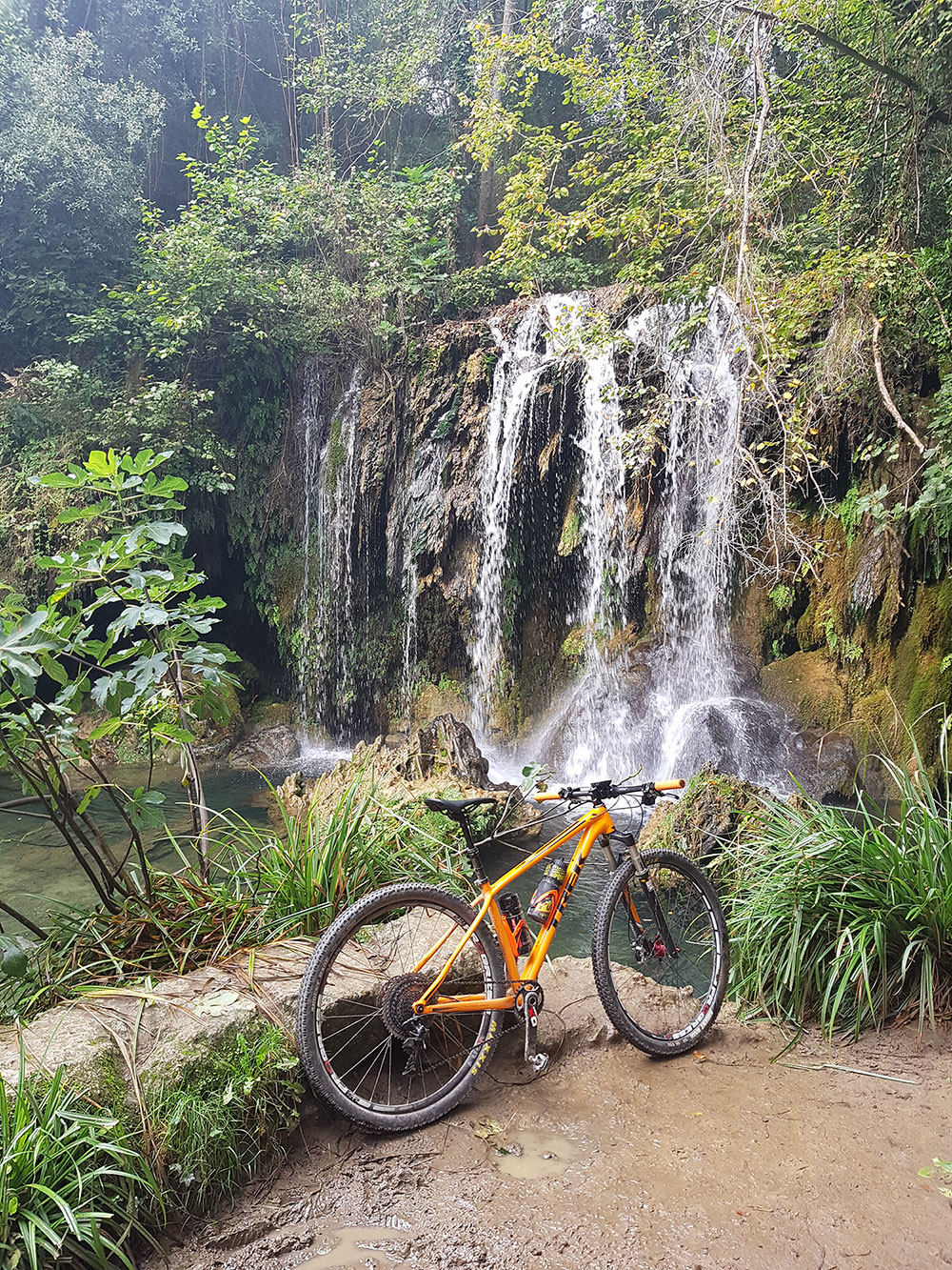 En TodoMountainBike: La foto del día en TodoMountainBike: 'Cascada secreta de La Garrotxa'