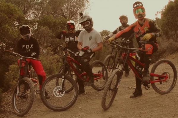 "Catalocos", rodando en Osor (Girona) con los hermanos Lacondeguy, Erik Irmisch, Adolf Silva y Bienvenido Aguado