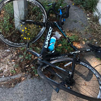 Chris Froome, atropellado por un conductor a la fuga mientras entrenaba