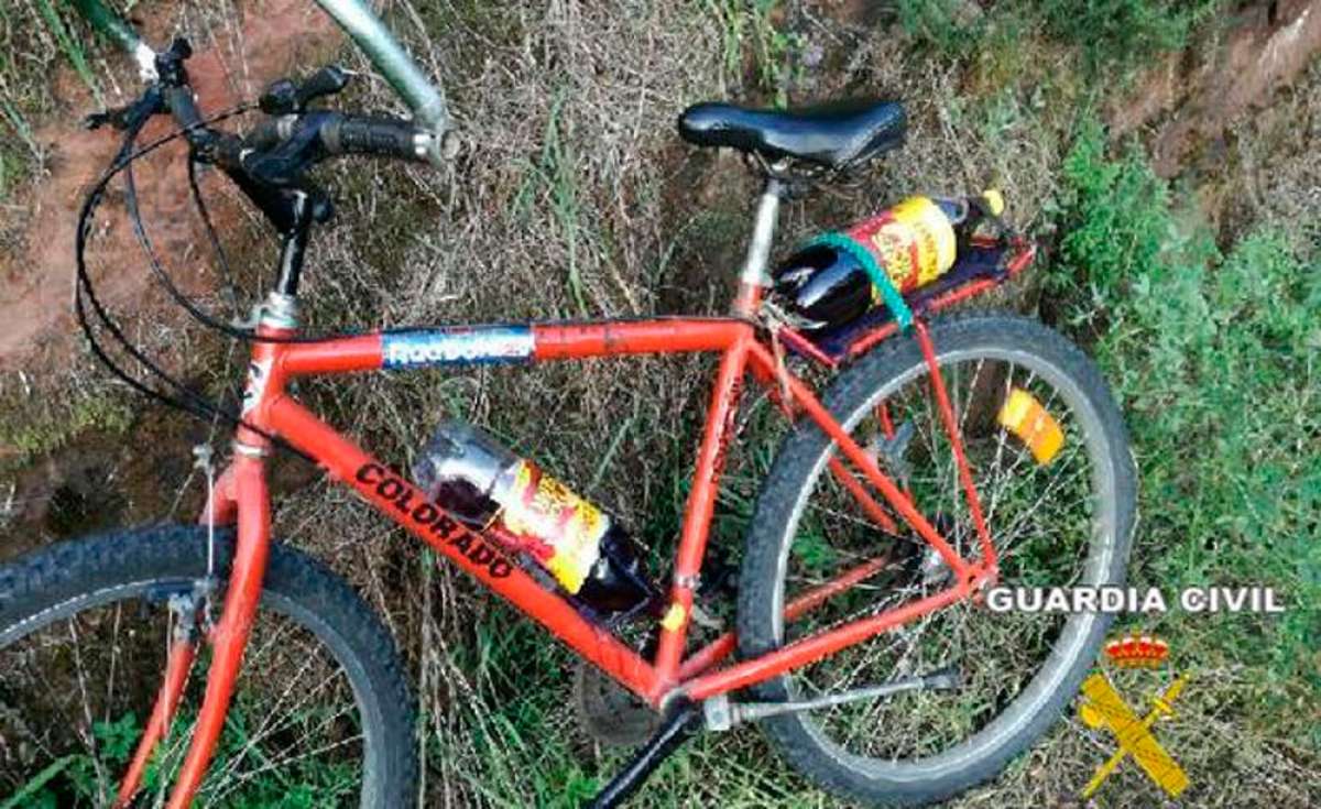 En TodoMountainBike: Pillado un ciclista borracho en Villaviciosa con dos botellas de vino de litro y medio en la bicicleta para 'saciar la sed'