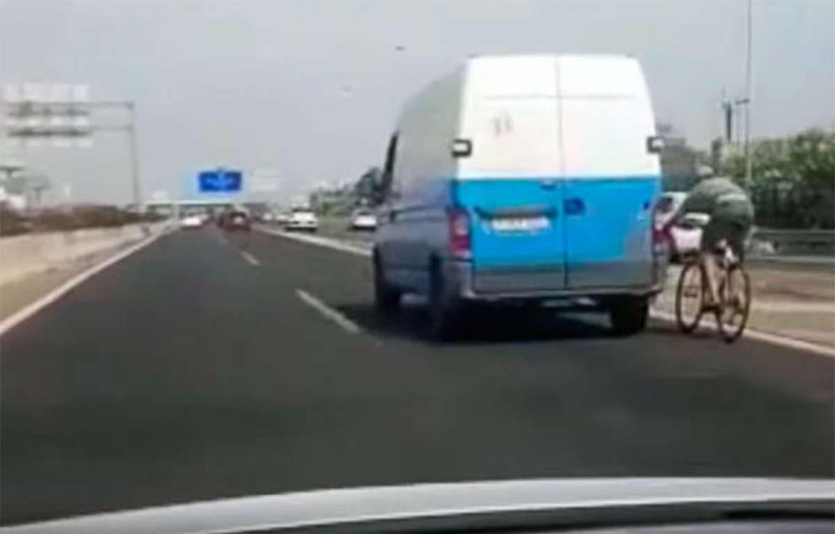 "Cazado" un ciclista agarrado a una furgoneta a más de 100 km/h en la Autopista de Levante (Mallorca)