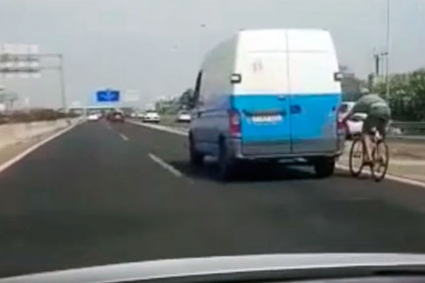 "Cazado" un ciclista agarrado a una furgoneta a más de 100 km/h en la Autopista de Levante (Mallorca)