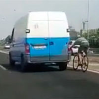 "Cazado" un ciclista agarrado a una furgoneta a más de 100 km/h en la Autopista de Levante (Mallorca)