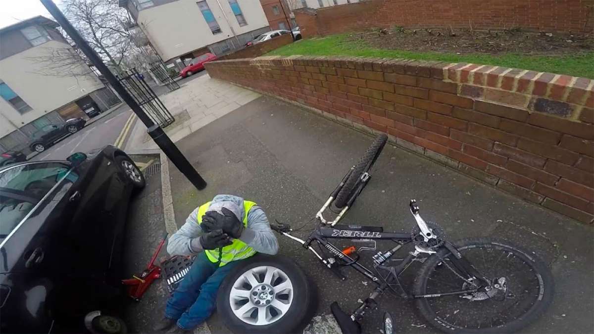 En TodoMountainBike: Un ciclista torpe por la acera y un conductor reparando el coche en plena calle: una mala (aunque divertida) combinación