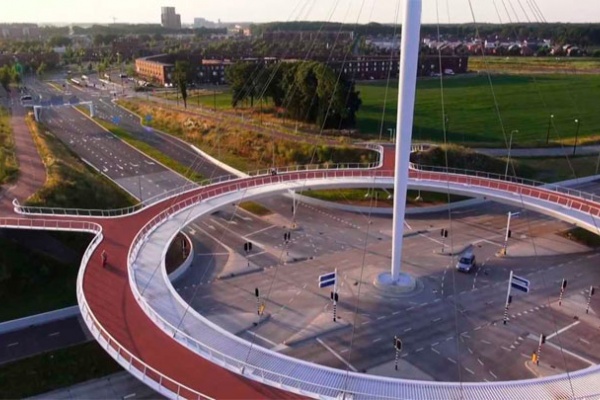 Así es la ciclo-rotonda de Eindhoven (Holanda), un espectacular paso elevado exclusivo para ciclistas