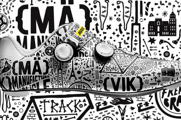 Llamativa edición limitada París-Niza de Mavic con zapatillas, maillot y gorra a juego
