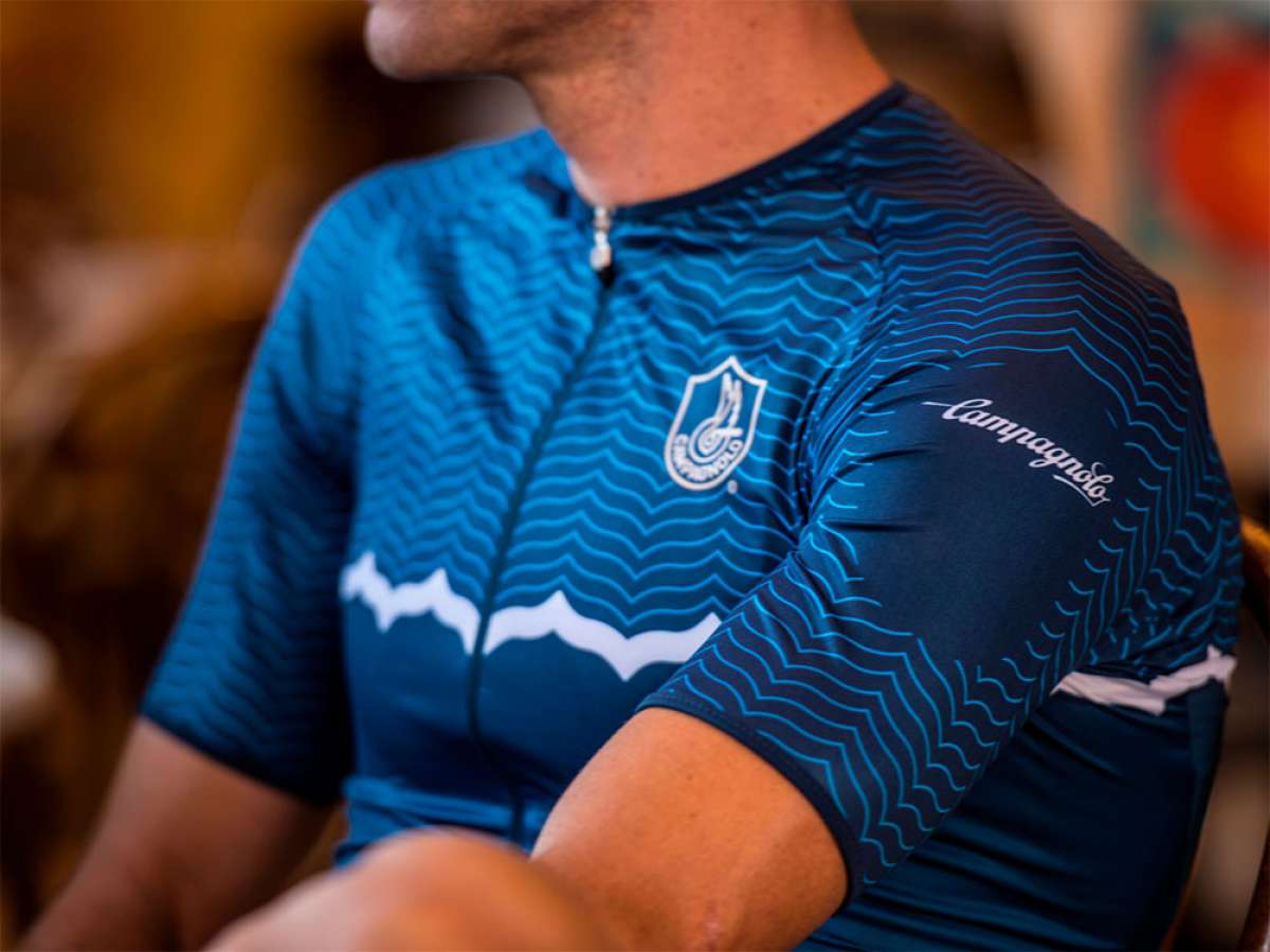 Campagnolo se adentra en el mundo textil lanzando una completa colección de ropa técnica para ciclistas