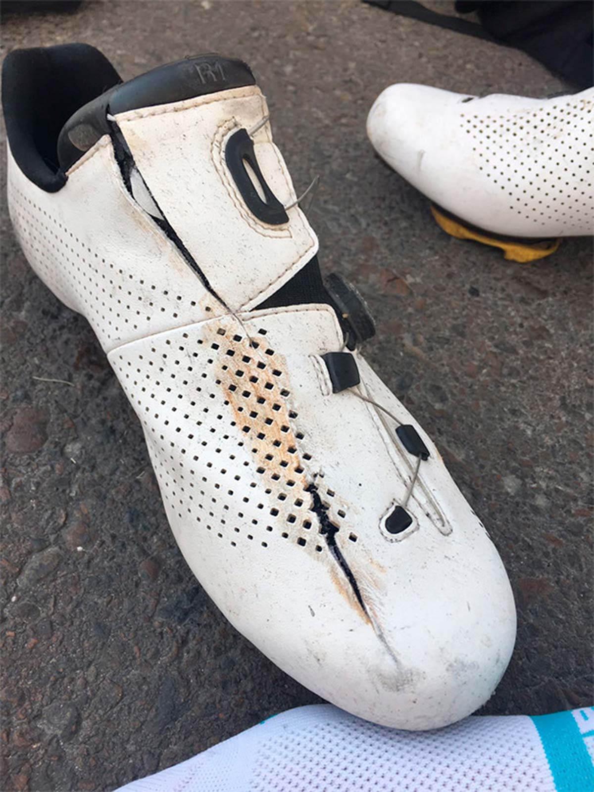 En TodoMountainBike: Más polémica sobre los frenos de disco con una zapatilla cortada en dos tras una caída en el Tour Abu Dhabi 2017