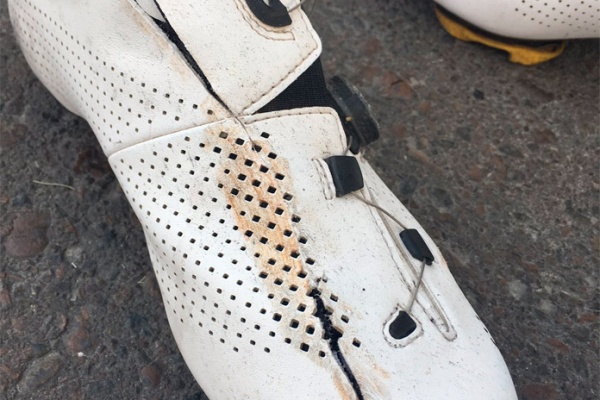 Más polémica sobre los frenos de disco con una zapatilla cortada en dos tras una caída en el Tour Abu Dhabi 2017