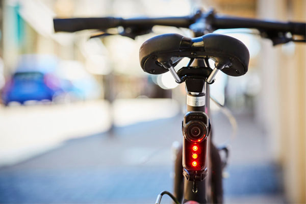 Luz de alta visibilidad y cámara de vídeo con grabación infinita con las Fly6 CE y Fly12 CE de Cycliq