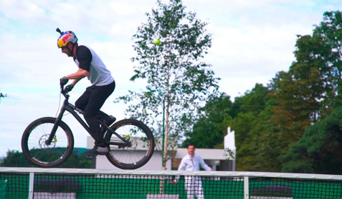 En TodoMountainBike: Danny MacAskill exhibiendo técnica en Wimbledon, el escenario más importante del mundo del tenis