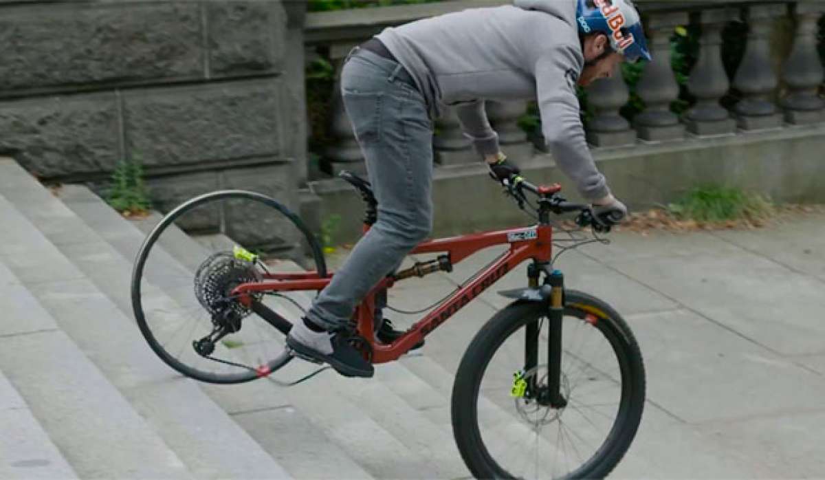 En TodoMountainBike: Así intenta romper Danny MacAskill las ruedas de carbono Santa Cruz Reserve