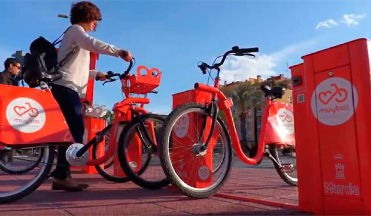 En TodoMountainBike: Coge una bici pública, la tira por un puente, y publica el vídeo en su perfil de Instagram para ahorrar trabajo a la policía