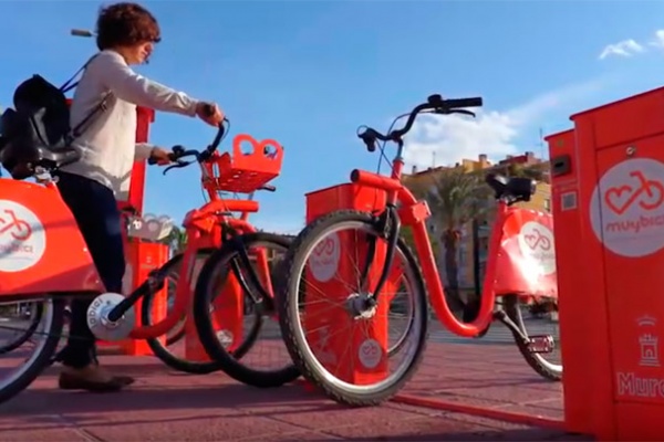Coge una bici pública, la tira por un puente, y publica el vídeo en su perfil de Instagram para ahorrar trabajo a la policía