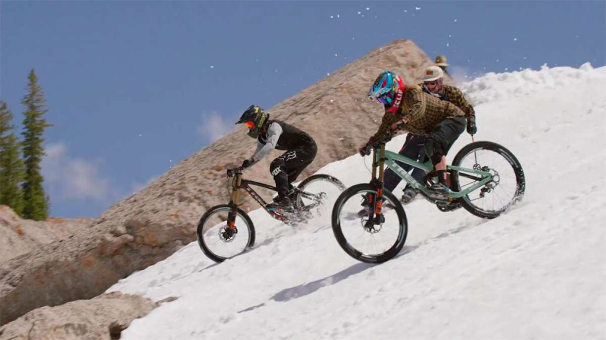 En TodoMountainBike: Cam McCaul y Casey Brown descendiendo la Corbet's Couloir, la pista de esquí más difícil del mundo