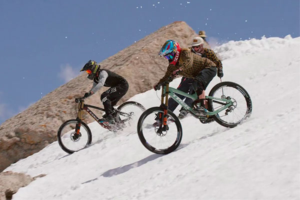 Cam McCaul y Casey Brown descendiendo la Corbet"s Couloir, la pista de esquí más difícil del mundo