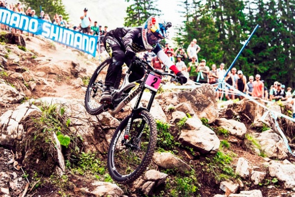 Los descensos ganadores de Greg Minnaar y Myriam Nicole en la Copa del Mundo DHI 2017 de Lenzerheide