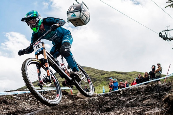 Los descensos ganadores de Greg Minnaar y Tracey Hannah en la Copa del Mundo DHI 2017 de Fort William