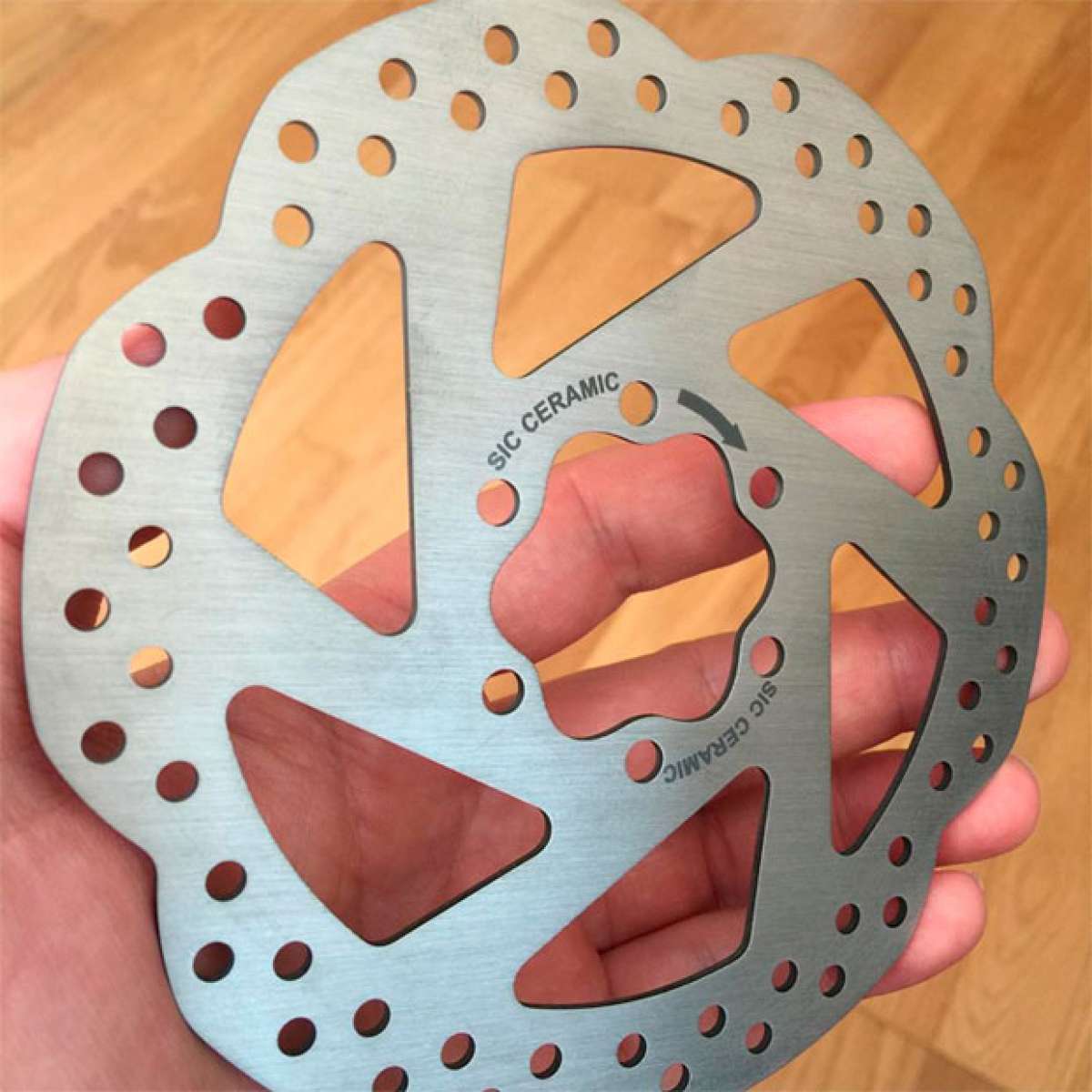 En TodoMountainBike: Máxima rigidez y mínimo peso con los discos de freno fabricados en titanio de SIC Ceramic Rotors