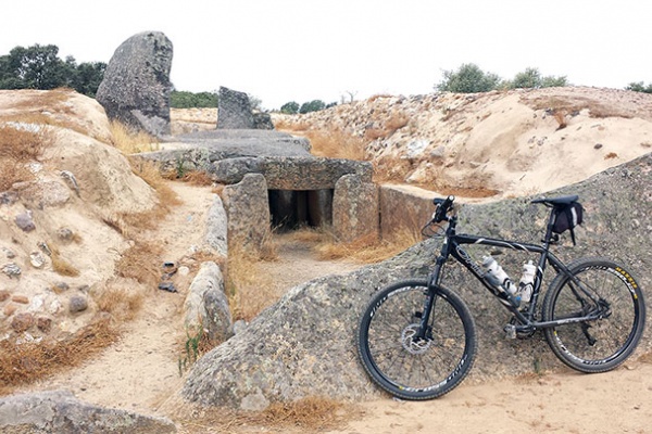 La foto del día en TodoMountainBike: "Dolmen de Lácara"