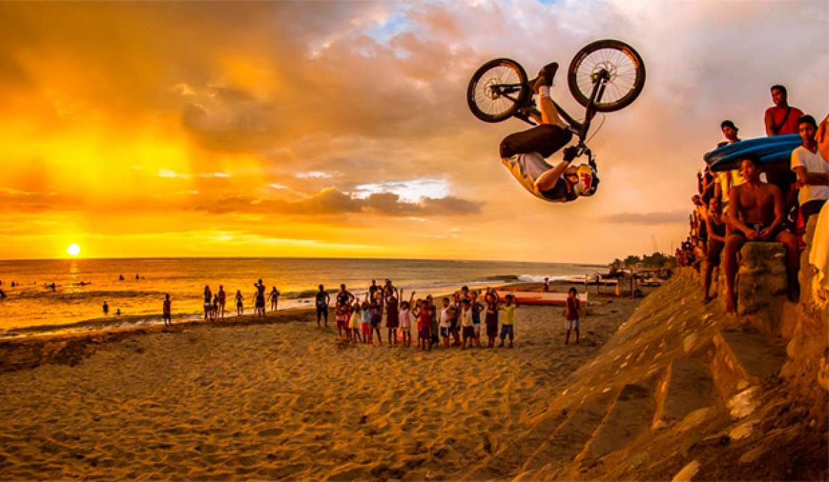 En TodoMountainBike: Danny MacAskill, Fabio Wibmer y compañía en la gira 'Drop and Roll' en Filipinas