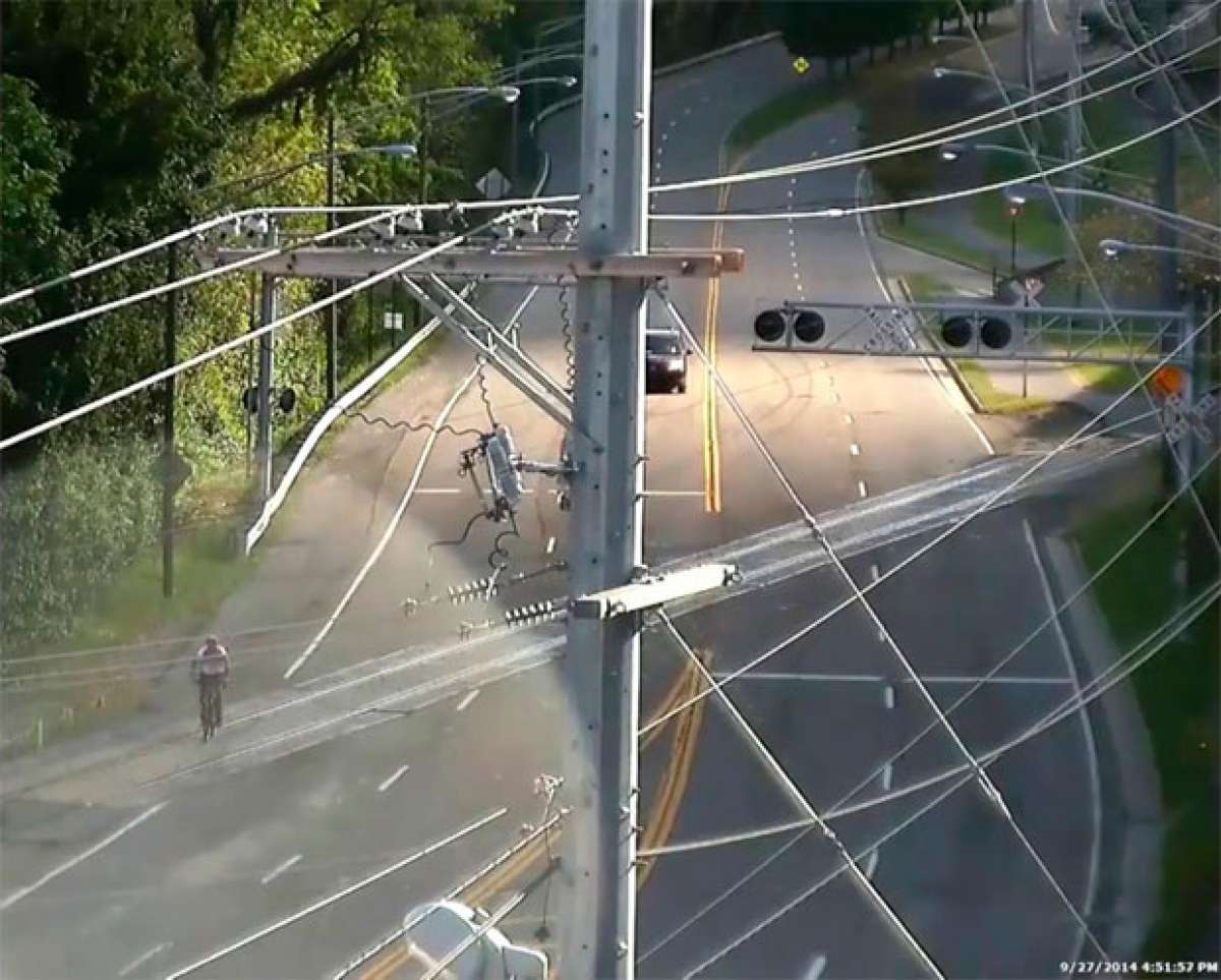 En TodoMountainBike: Los peligros de cruzar sobre una bicicleta un paso a nivel