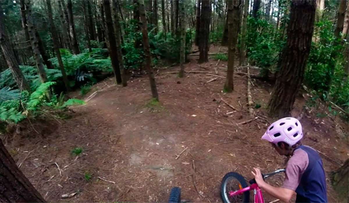 En TodoMountainBike: Así de bien rueda Erice, una niña de 10 años, con su Mountain Bike rosa